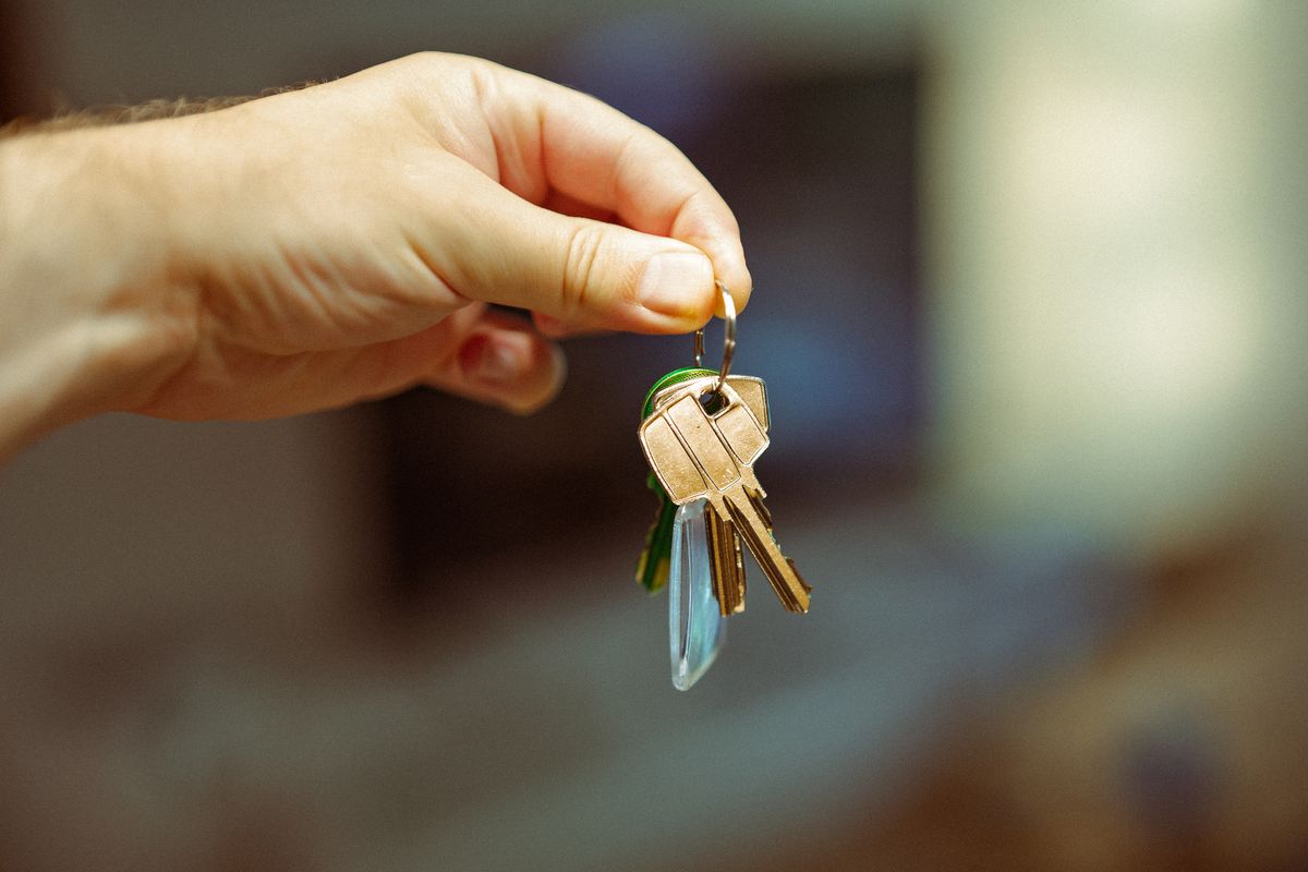 Hand holding keys to a new rental home